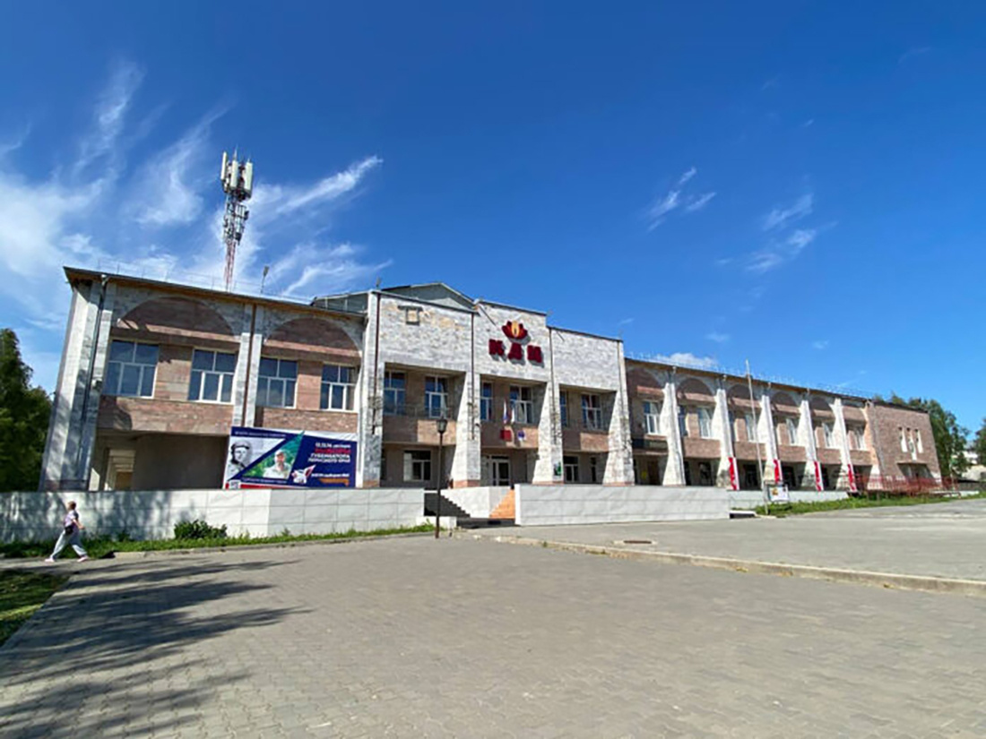    Кудымкар, здание КДЦ. Фактически уборщицы клубов Кудымкарского округа прибираются в учреждениях культуры, относящихся к КДЦ Кудымкара. Но работают на ИП, которое выиграло аукционы. Фото: Константин Седегов, ПН