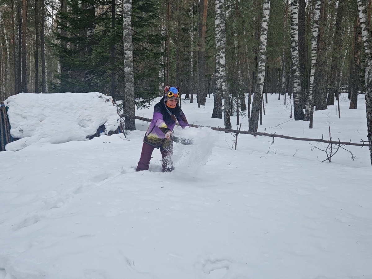 Снега по колено.