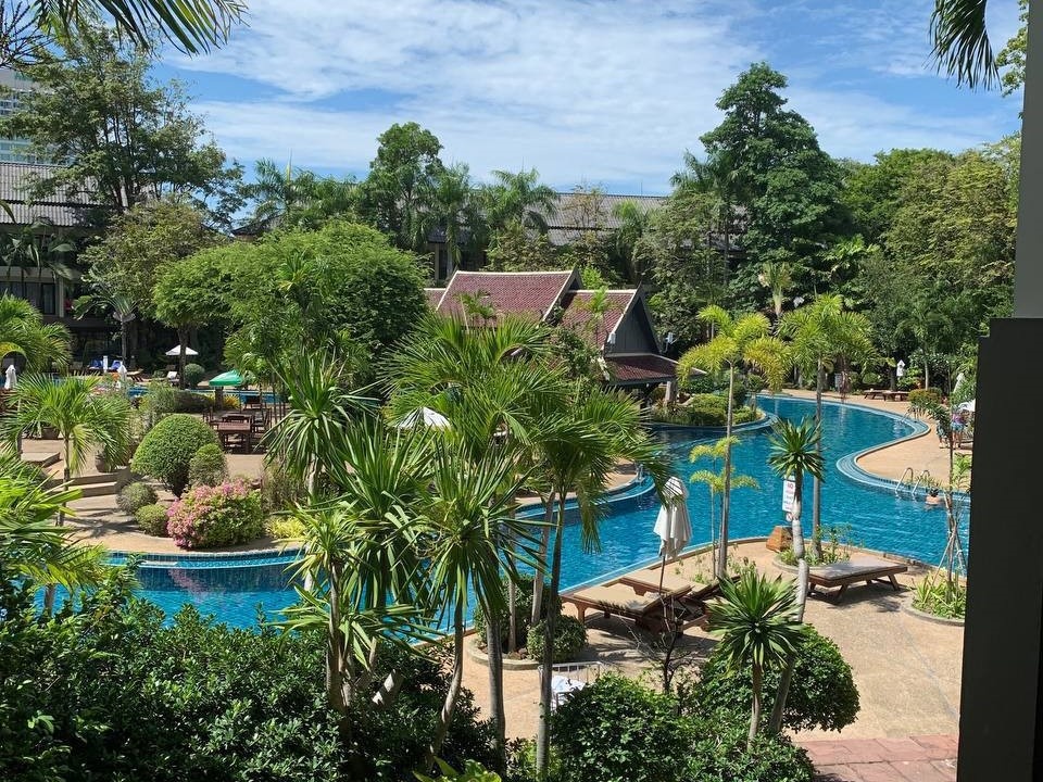 Территория отеля Green Park Resort  буквально утопает в пальмах и тропических растениях