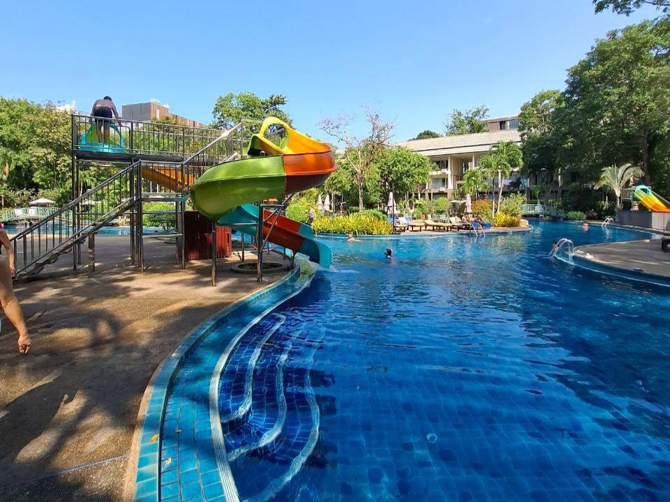 Большой бассейн с детскими горками особенно понравится семьям с детьми