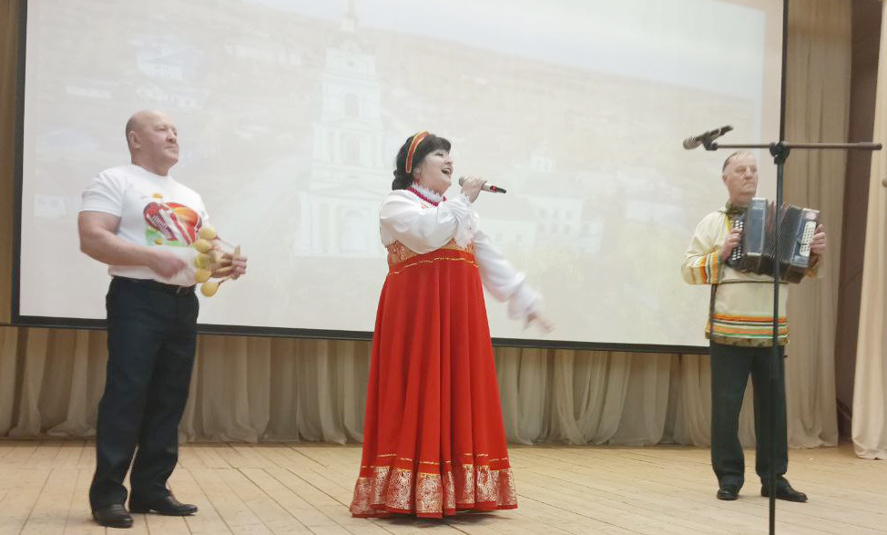 На сцене солистка Елена Кочергина, гармонист Николай Арапов и ложечник Алексей Лапчев