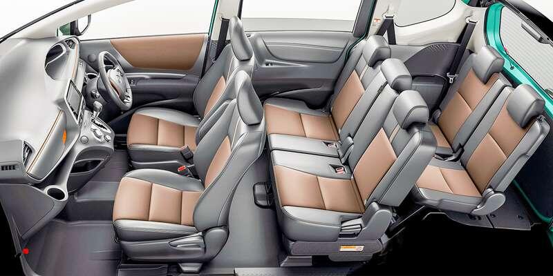 Третий ряд сидений не везде одинаков. На фото – шестиместное исполнение с раздельными креслами. Есть более простой вариант – с прозаичной плоской скамейкой.Toyota Sienta (2015–2022 годы выпуска)
📷
