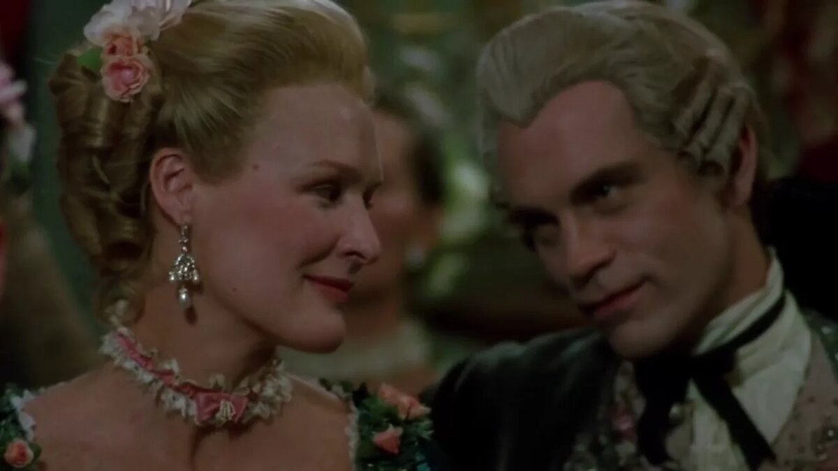 Кадр из фильма «Опасные связи» (англ. Dangerous Liaisons) — кинофильм британского режиссёра Стивена Фрирза, снятый для Голливуда. Экранизация пьесы Кристофера Хэмптона, написанной по мотивам одноимённого романа Шодерло де Лакло (1782). Фильм вышел на киноэкраны в 1988 году.