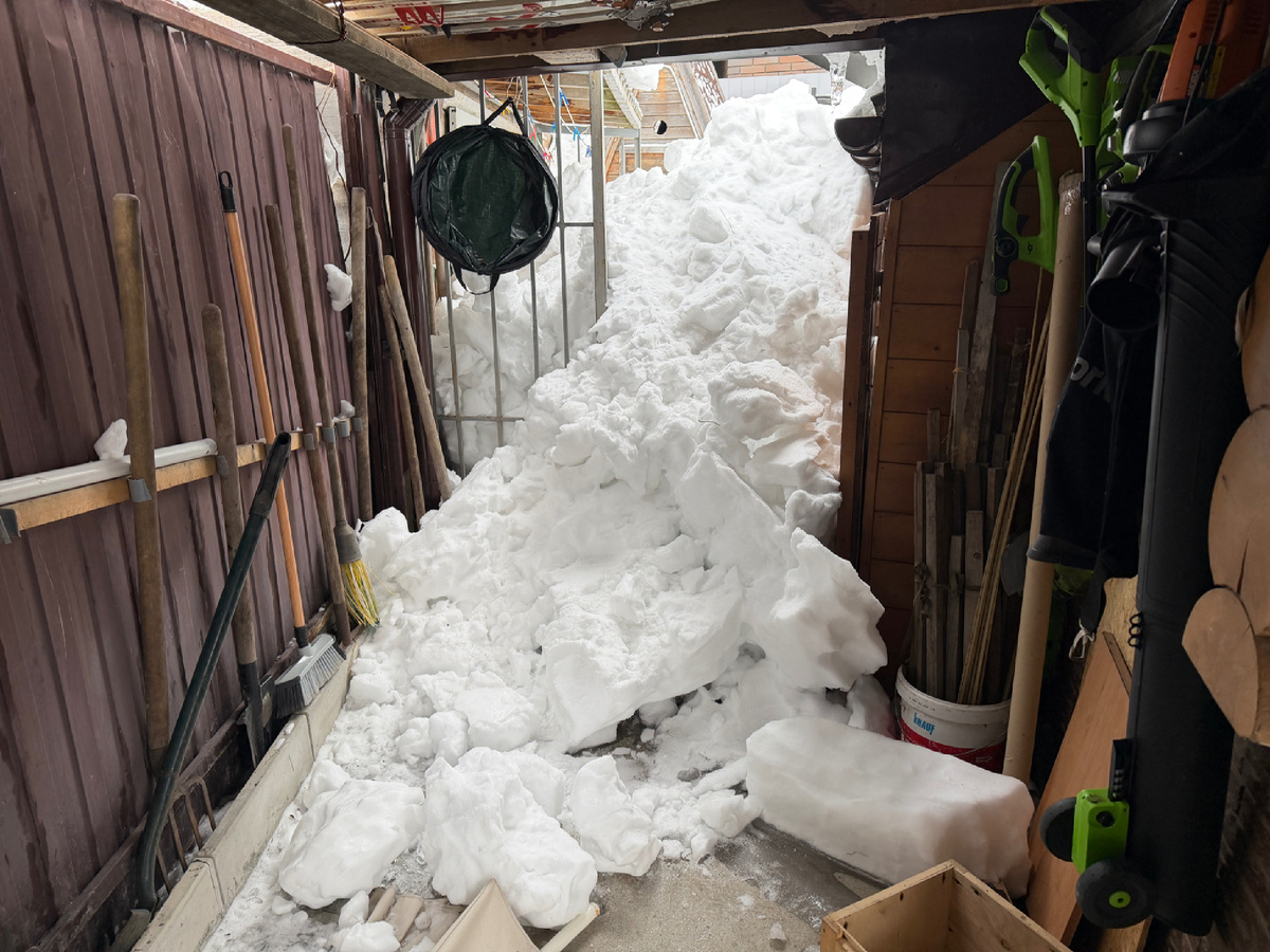 Это фото уже с нашей стороны. Там вдали уличный туалет выглядывает)