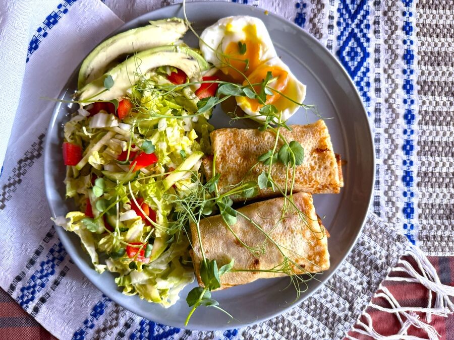 мой полезный завтрак с блинами, овощным салатом и микрозеленью + 1 яйцо "в мешочек"