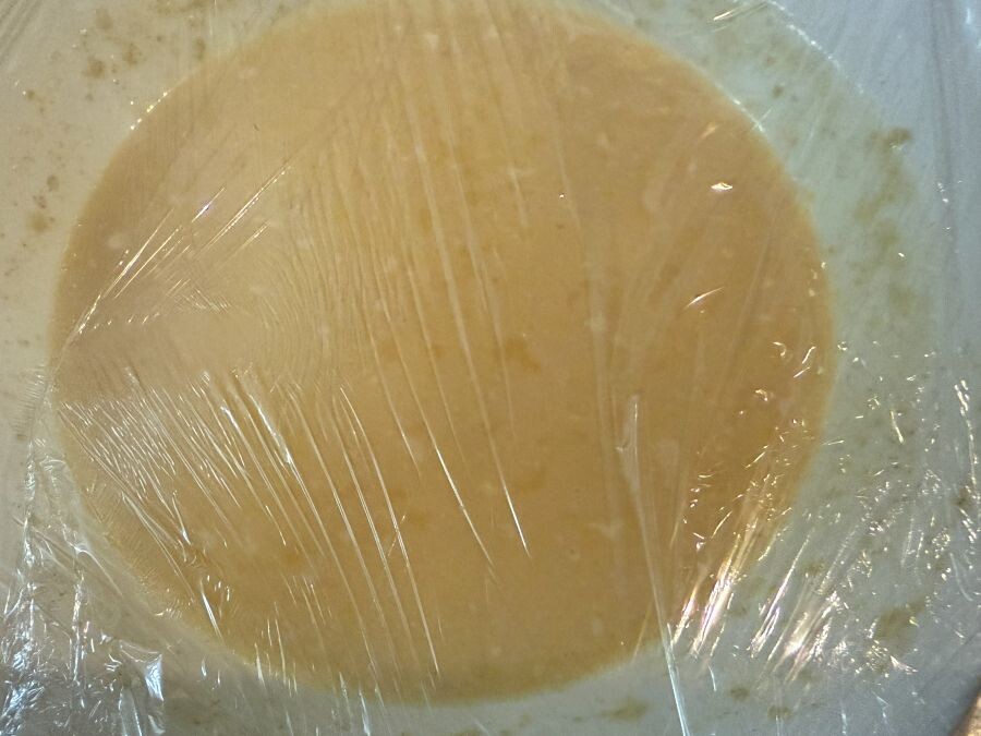 накрыла блюдо с готовым тестом пищевой пленкой и выдержала на столе 2 часа