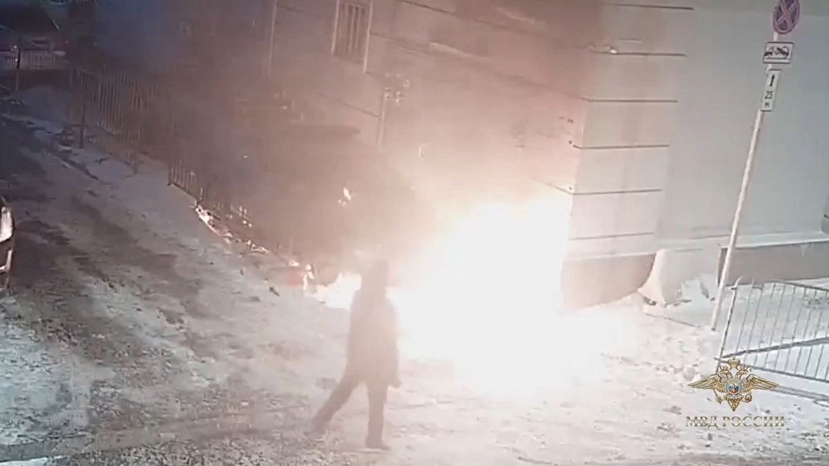    поджигатель