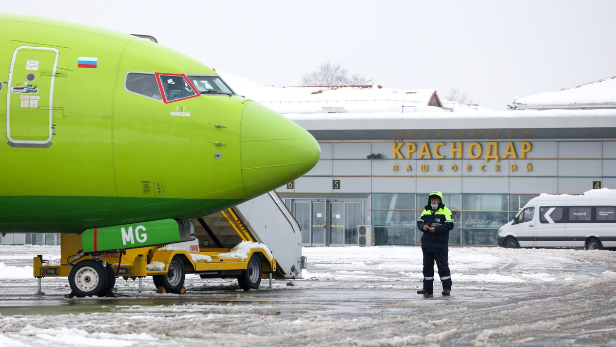    Аэропорт Краснодара самолет S7 зима снег РИА