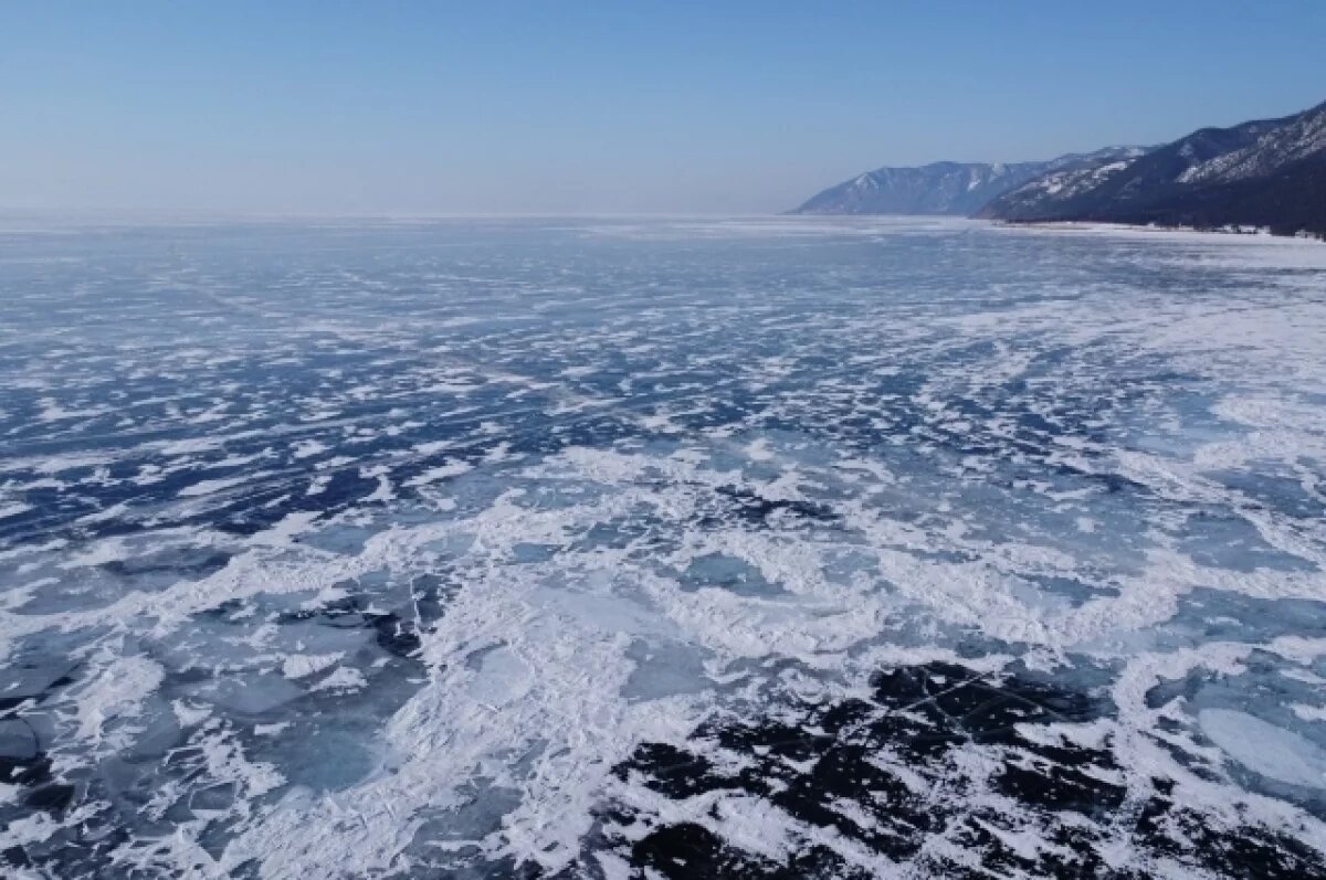    Лед на Байкале выглядит живописно