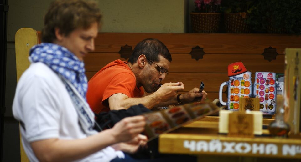    Посетители кафе в Камергерском переулке в Москве / Медиасток.рф