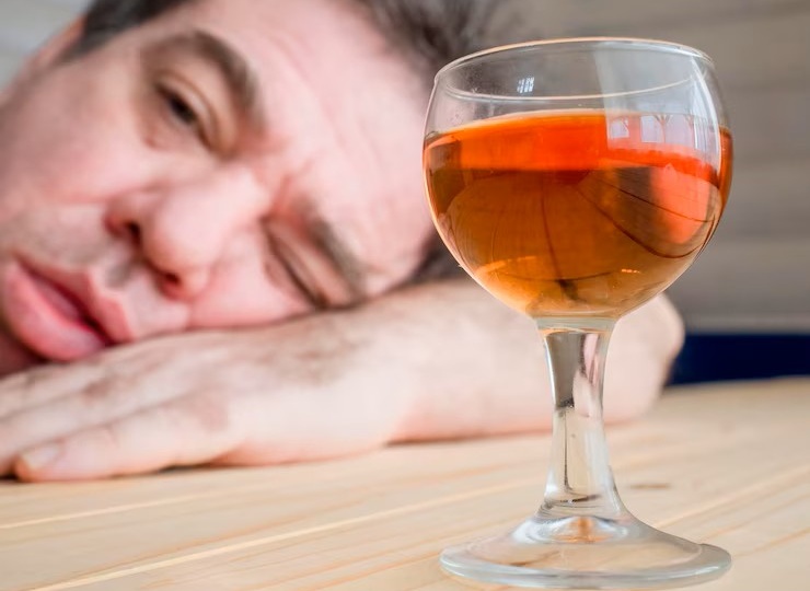 Почему от водки болит голова, а от самогона — нет? Разбираем мифы и факты