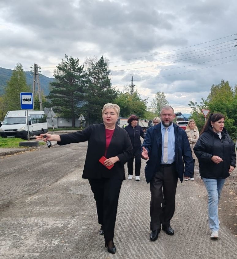 Глава г. Дивногорска Дмитрий Иванов с депутатами ГС Ольгой Сквозняковой (слева) и Еленой Коршун (справа) проверяют ход ремонтных работ на ул. Комсомольской. Сентябрь, 2025 г.