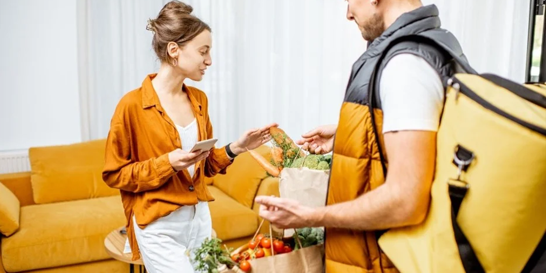 Зарабатывают ли курьеры по 100-200 тысяч, не пора ли всё бросать и бежать работать в доставку