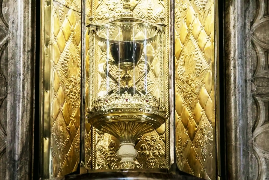 Главная реликвия собора Святой Марии в Валенсии. Эта скромная чаша из агата считается одним из главных кандидатов на звание Святого Грааля. 