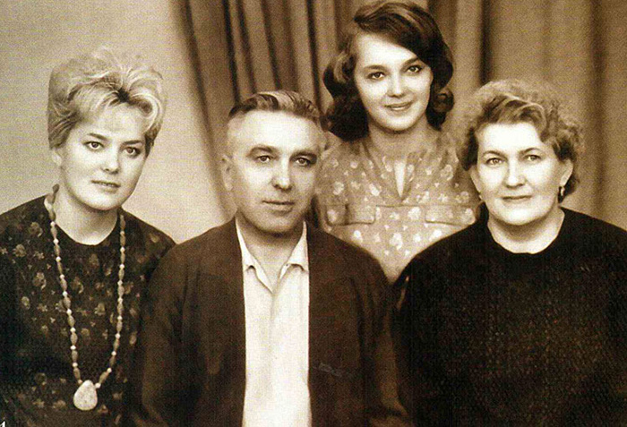 С родителями и сестрой Людмилой