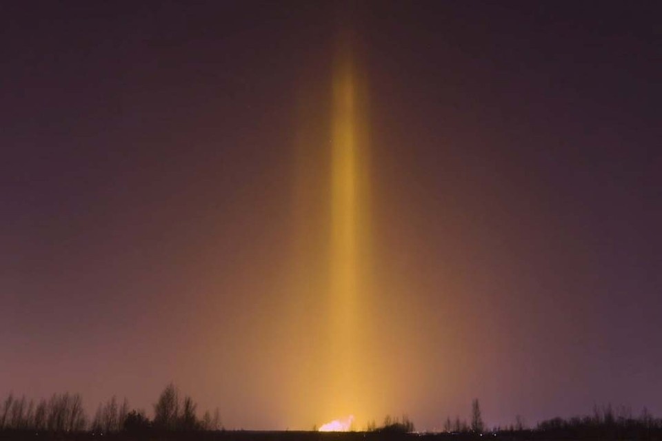    Причиной возникновения светового столба стали теплицы и ледяные чешуйки в морозном воздухе. Фото: t.me/astrophotoboloto