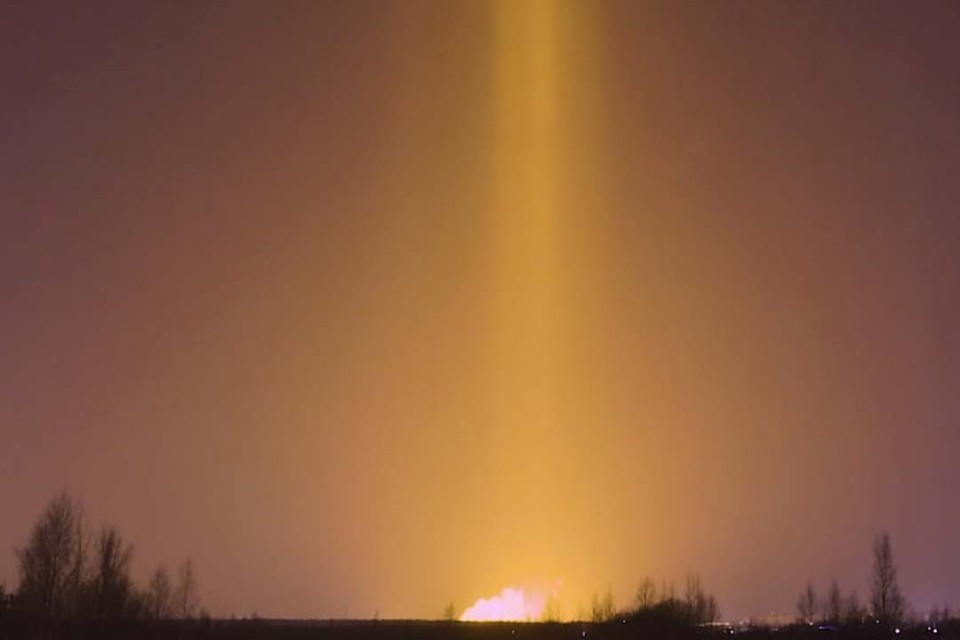    Световой столб над Янино. Фото: t.me/astrophotoboloto