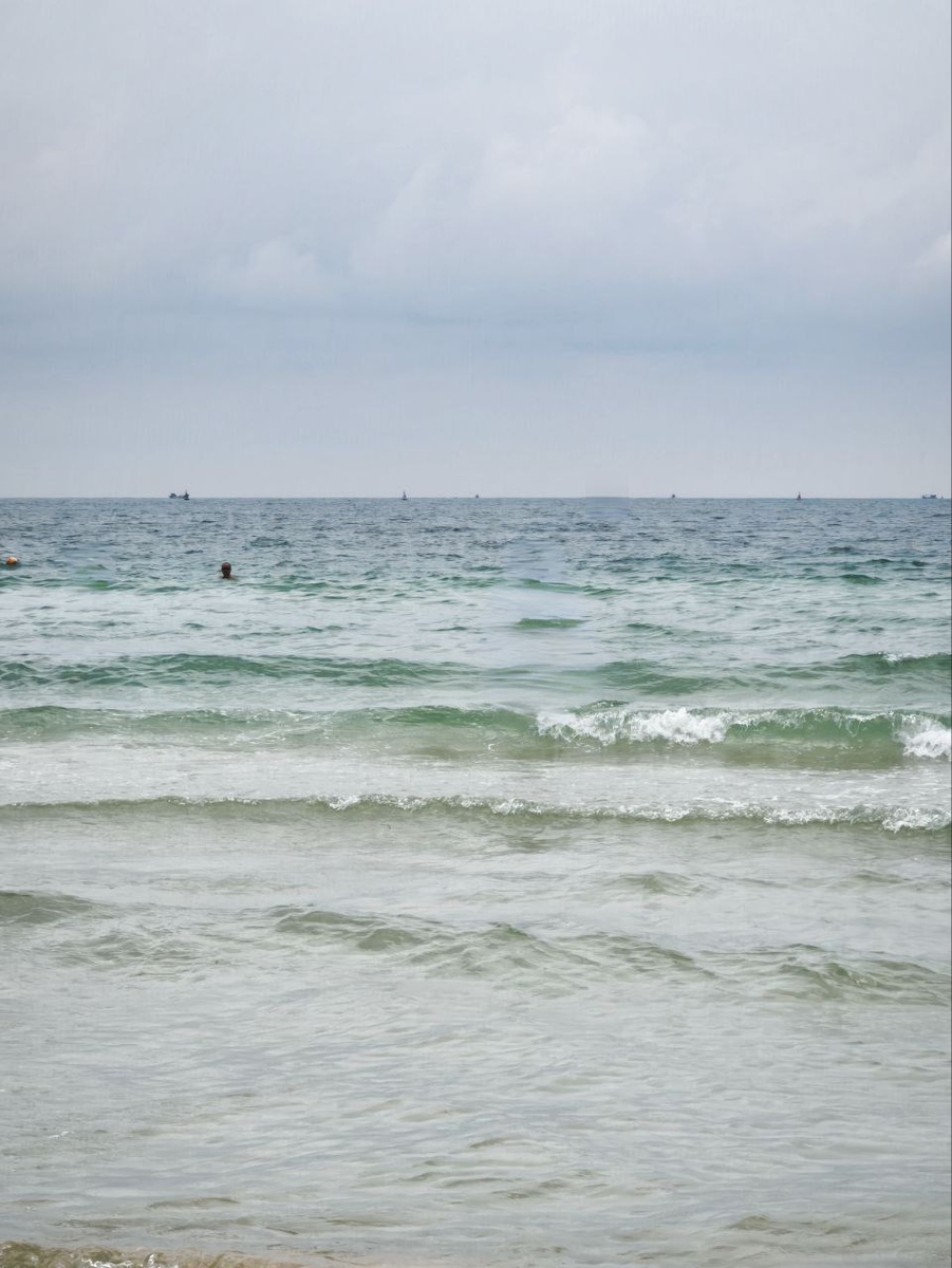 На этом кадре волн на пляже Khem Beach Фукуок практически нет