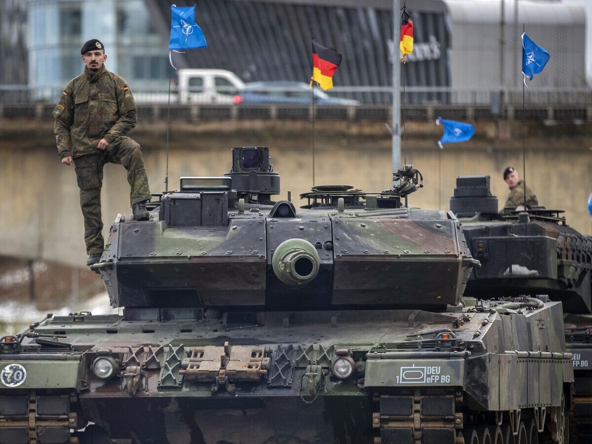    Немецкий военный на танке Leopard 2A6 | © AP Photo / Mindaugas Kulbis