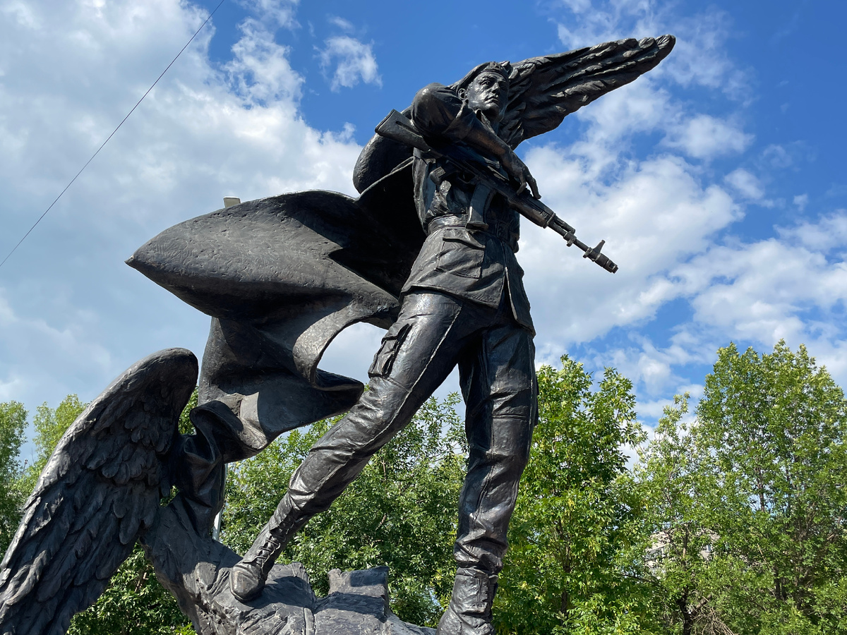 Памятник "Защитник Отечества"