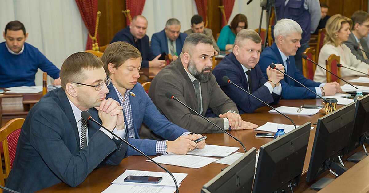 На заседании комитета заксобрания по государственной политике, законодательству и местному самоуправлению.