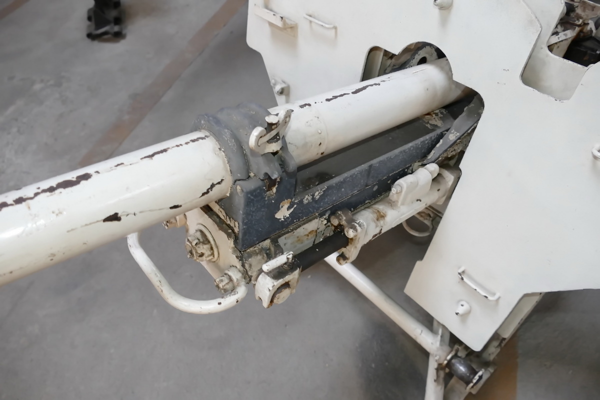 переднее крепление ствола к люльке. Справа к люльке прикреплён успокоитель, спереди рукоять для переноса люльки.