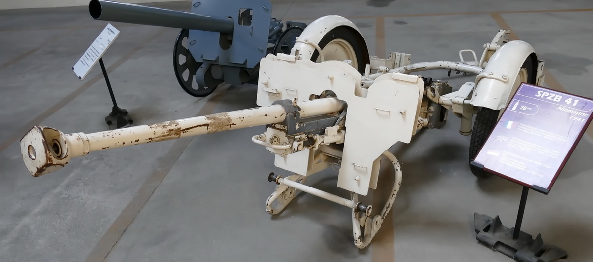 вид на орудие 3/4 спереди слева. Понятен способ установки на грунт без колёс.