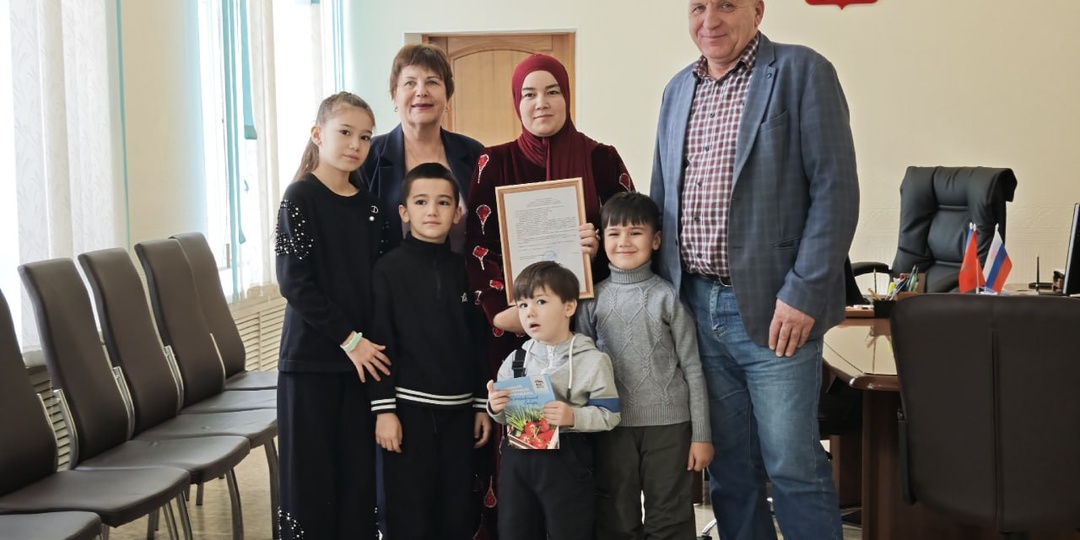 🏠 Сегодня в округе вручили жилищный сертификат молодой многодетной семье из Сухобузимского