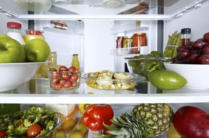 Как убрать запах в холодильнике