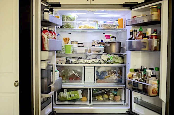 Как убрать запах в холодильнике 
