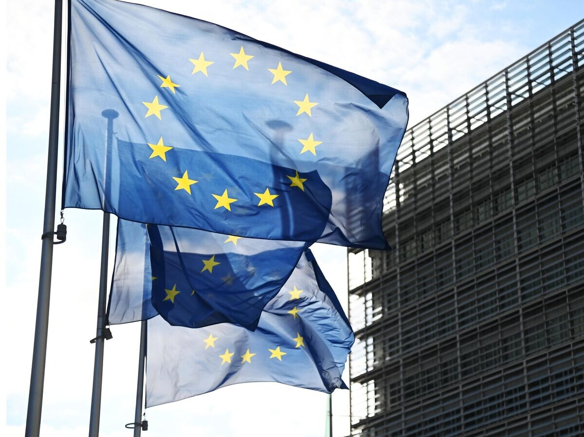    Флаги с символикой Евросоюза у здания Еврокомиссии в Брюсселе | © РИА Новости / Алексей Витвицкий