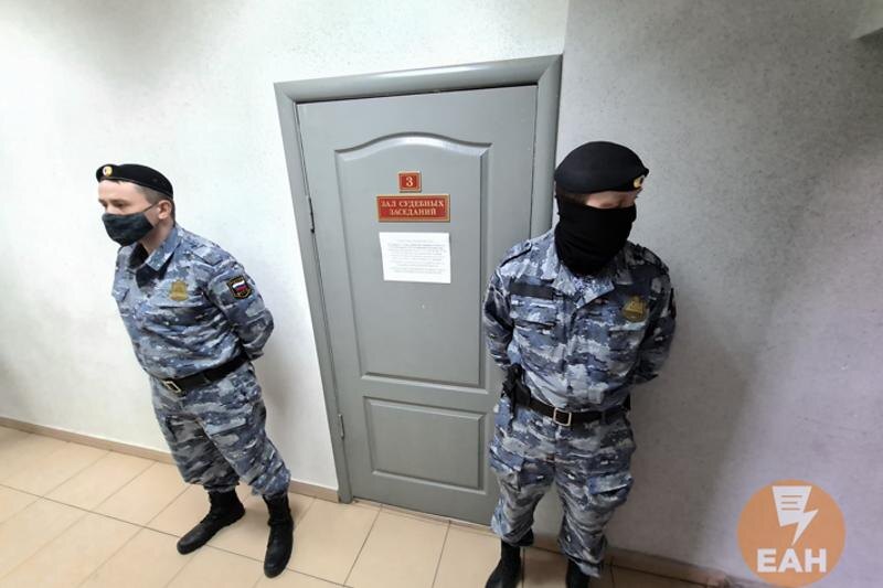    ЕАН / Приставы возле зала судебных заседаний