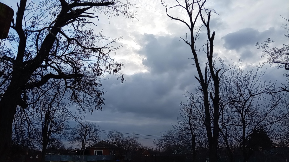 Сегодня вот так на небе с утра 8 часов. 