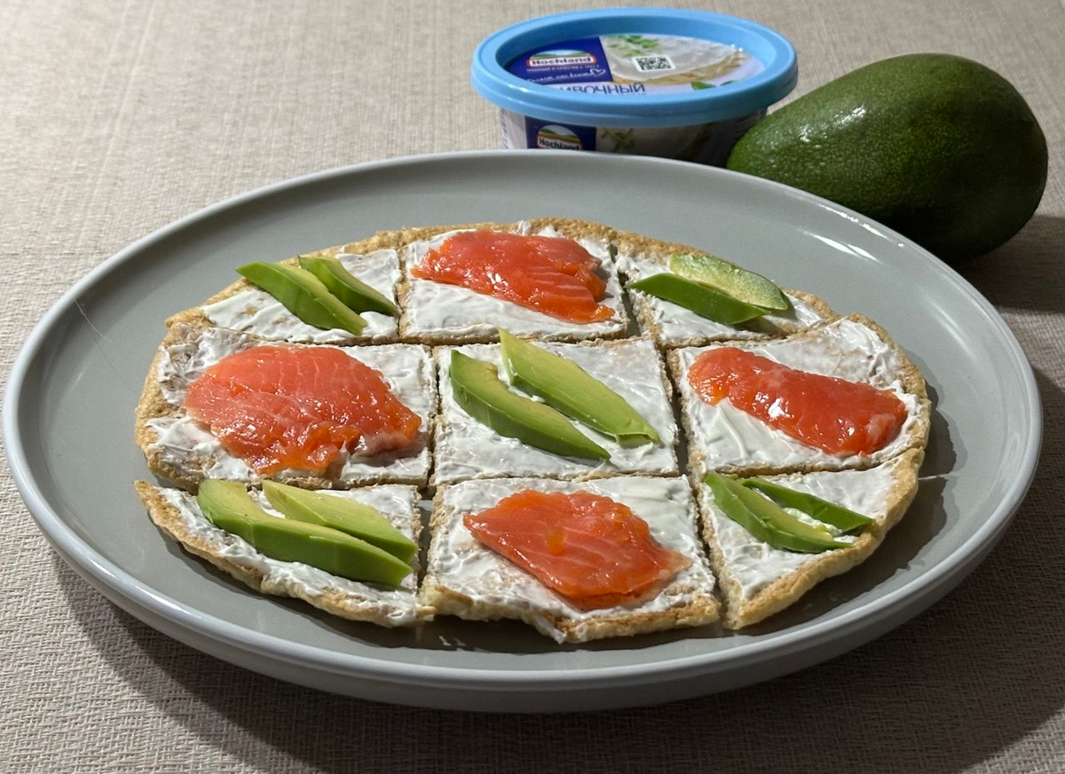 Овсяноблин с форелью и авокадо. Фото автора