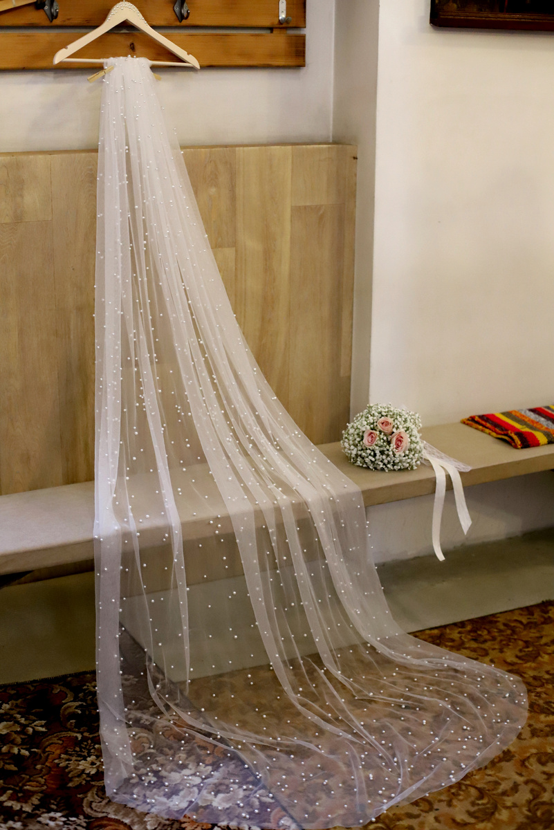 Фата ждёт невесту, после венчания её снова надевают 