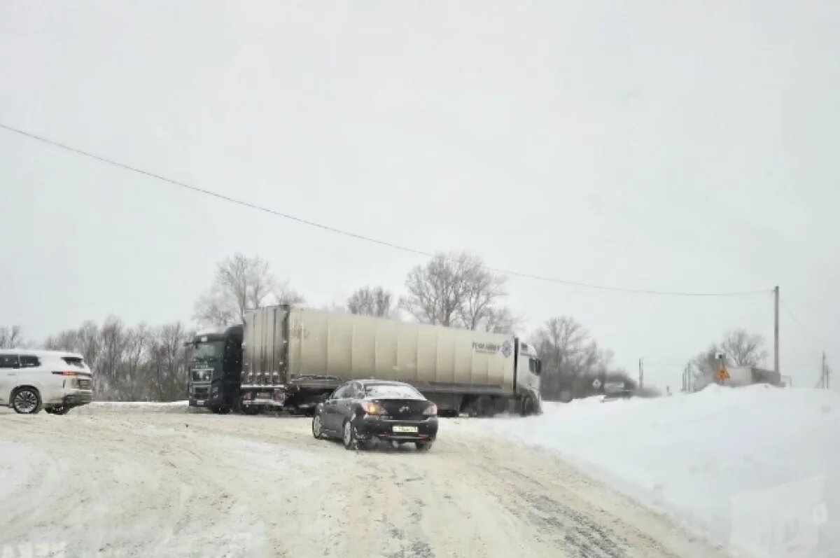    Владимир из-за снегопада стоит в пробках из-за буксующих фур