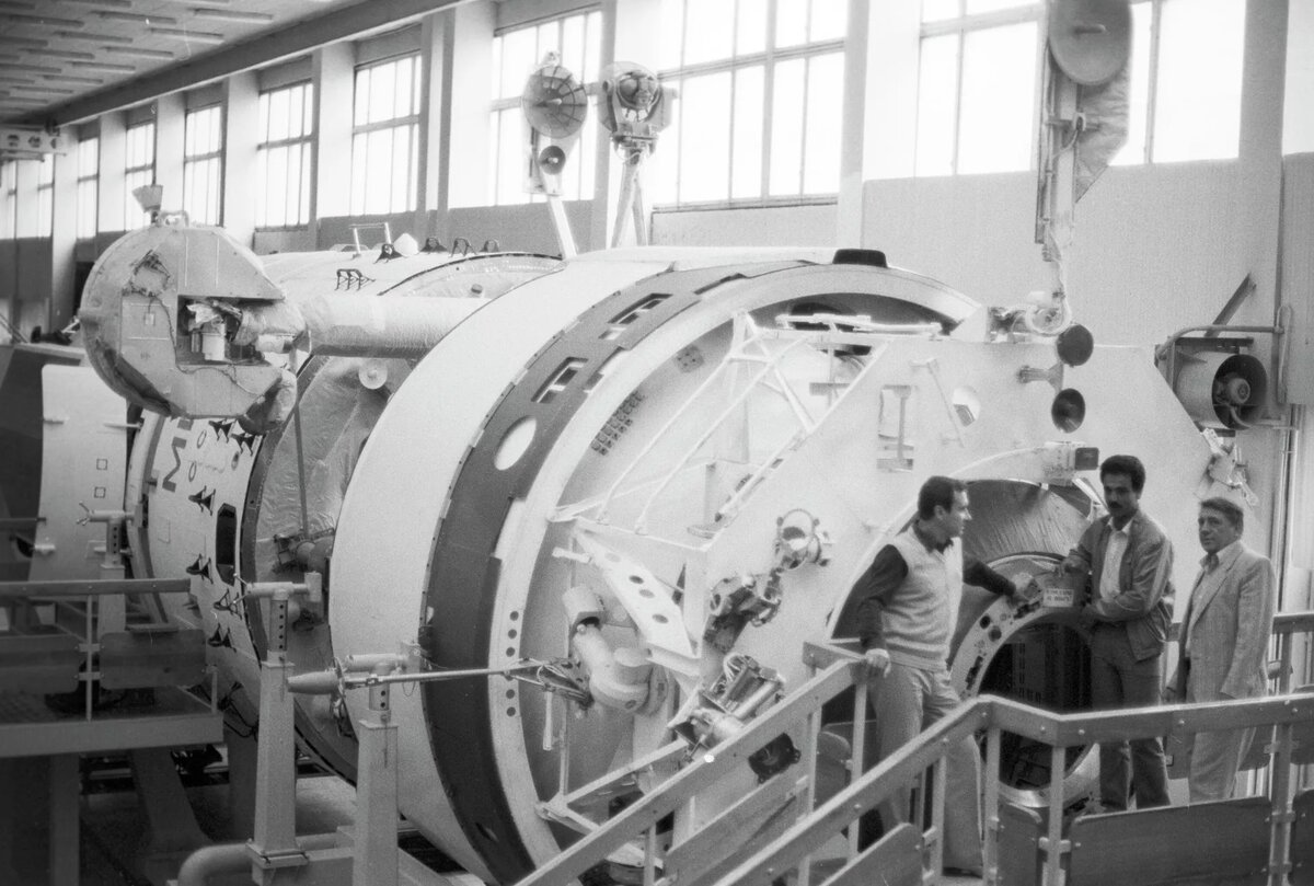 Экипаж космического корабля "Союз ТМ-6" у макета станции "Мир" © Sputnik / Александр Моклецов