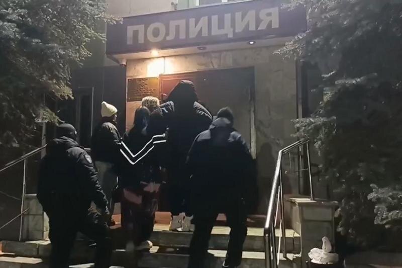    Скрин видео ГУ МВД. Сотрудниц спа-салона ведут в отдел