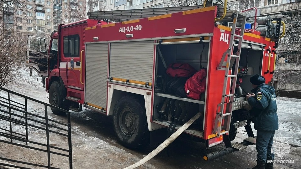    Прибывшие на место спасатели обнаружили густое задымление в подъезде. ФОТО: МЧС России
