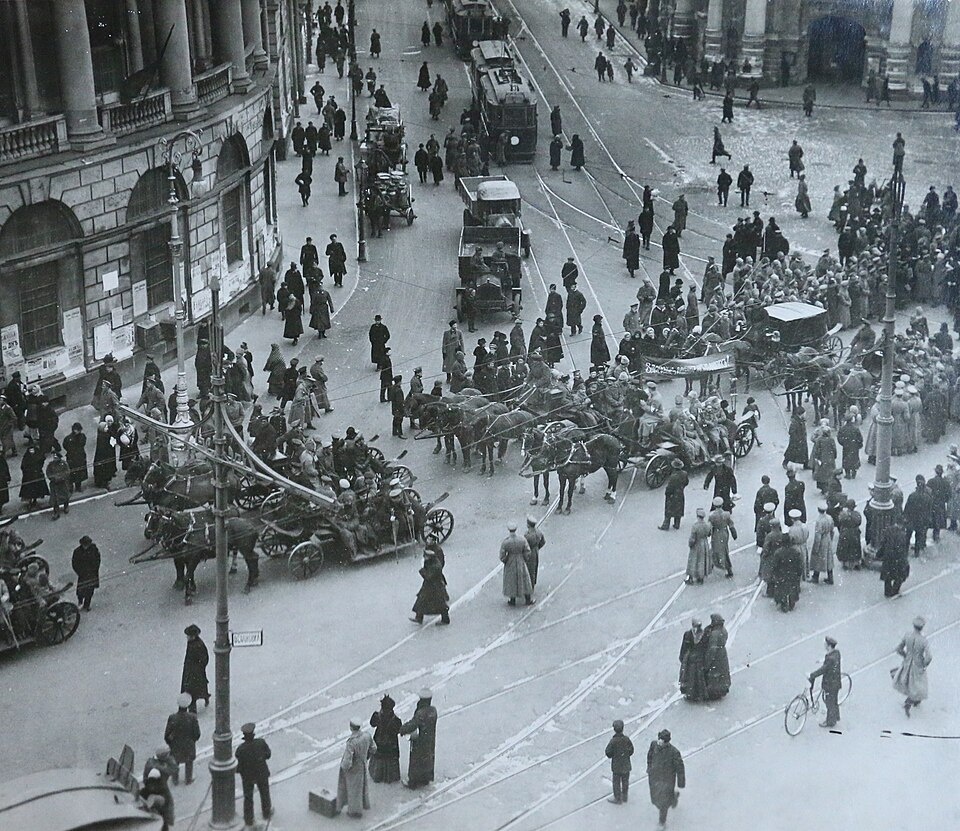 Петроград, Угол Невского проспекта и Садовой улицы. Демонстрация, апрель 1917 г.