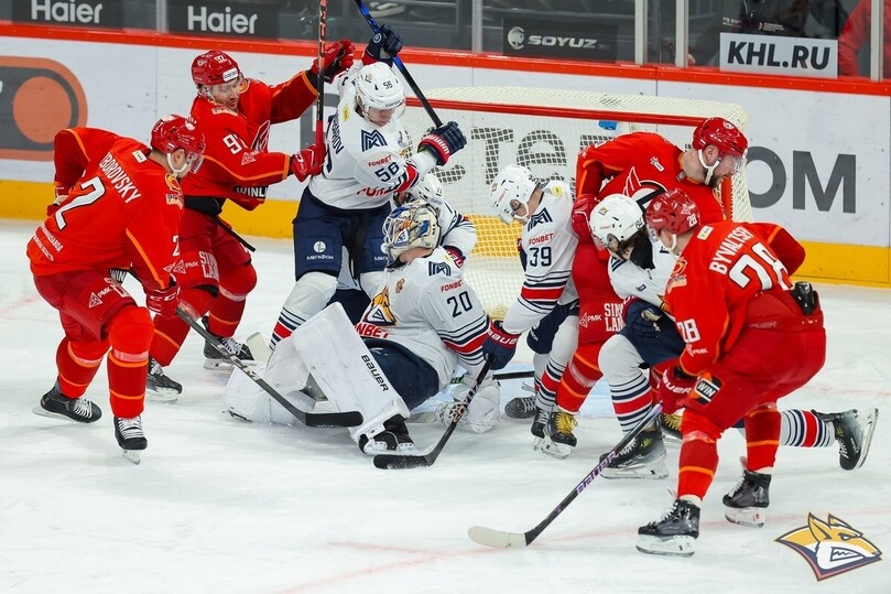     "Автомобилист" дома разгромил лидера чемпионата со счетом 8:1 / фото: сайт "Металлурга"