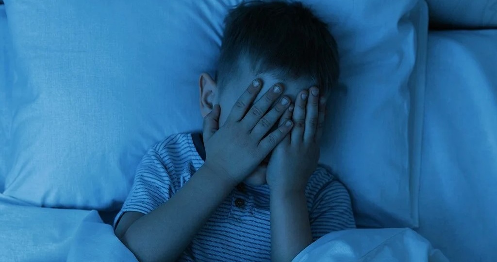 Он лежал и плакал на кровати в комнате детдома. Ему, маленькому четырехлетнему, было страшно