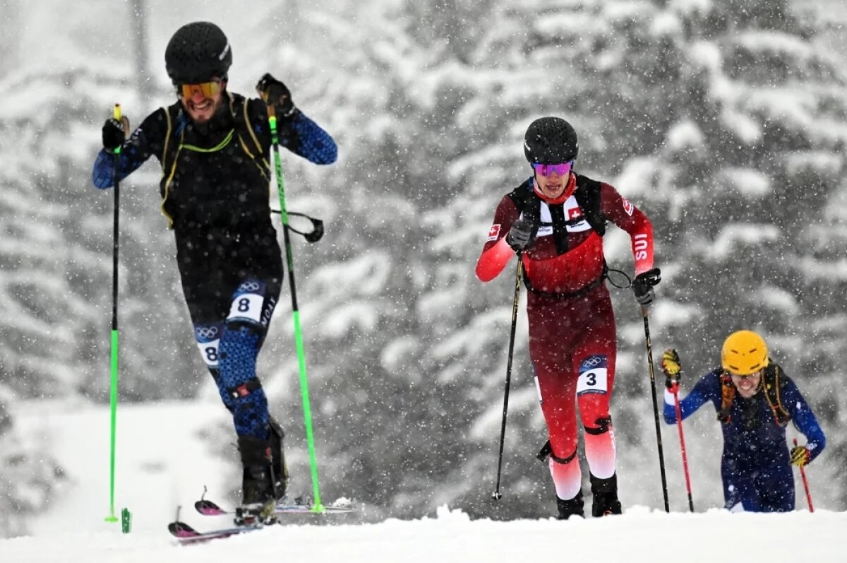    Олимпийские игры-2026 в Италии: на дистанции Никита Филиппов из России (слева) и Арно Лиета из Швейцарии.