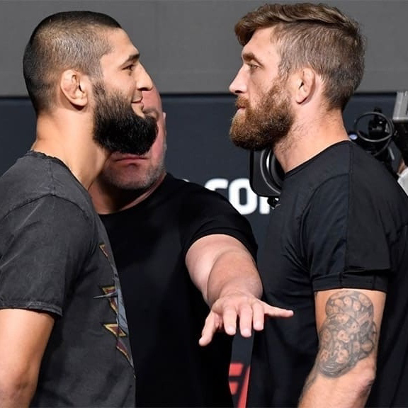 когда рядом не было камер, подошел к нему в агрессивной манере и стал наезжать, что его удивило:

«Он подходит ко мне, лезет прямо в лицо, и мы начинаем переругиваться. Вокруг вообще никого. И я думаю про себя: здесь же ни души, он делает это просто потому, что он такой и есть. Он ведет себя так независимо от того, есть рядом кто-то или нет, и это круче, чем "О, мне нужны камеры".

Он уходит, и тут же его тренеры такие: "О, приятно познакомиться", — сверхвежливые. Я был в замешательстве. Они были настолько милыми, тогда почему он вел себя так?»