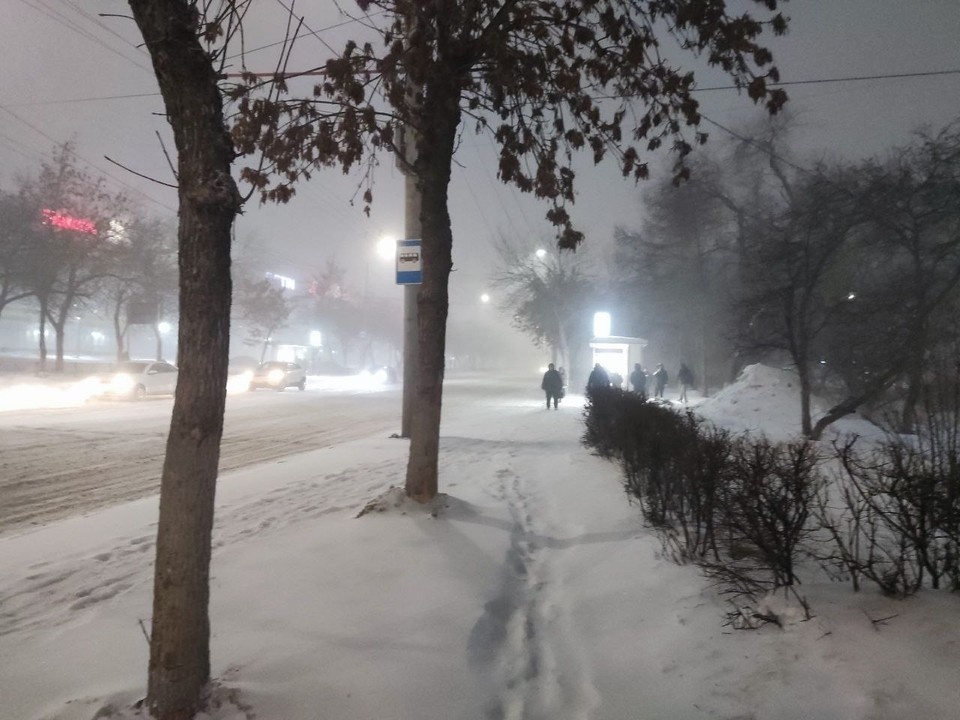    Из-за метели жители Оренбурга опаздывают на работу.