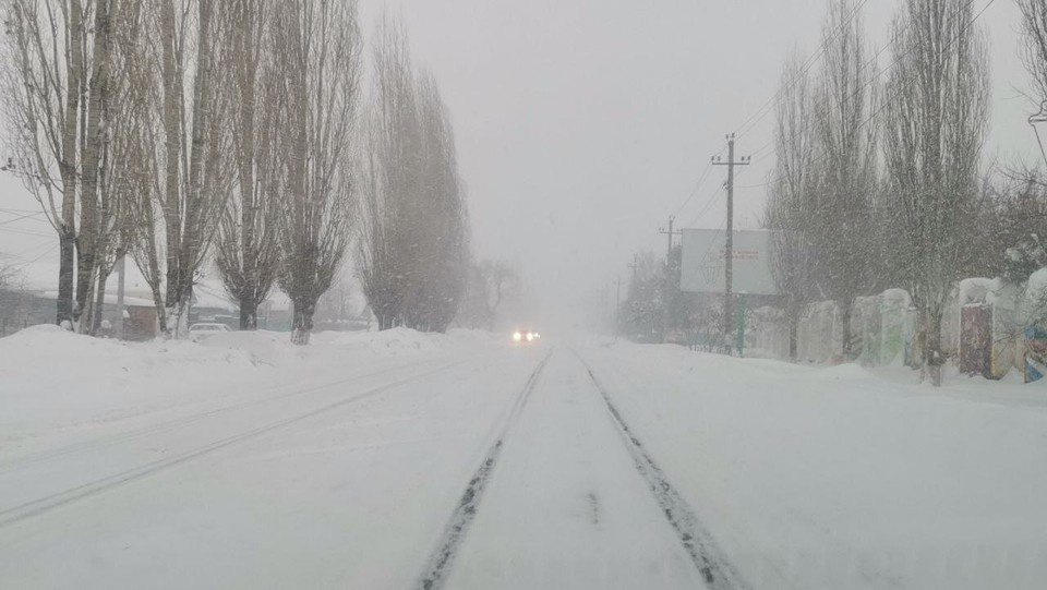    В Кувандыке из-за метели проезд по дорогам сильно затруднен. Фото: Администрация Кувандыкского ГО,