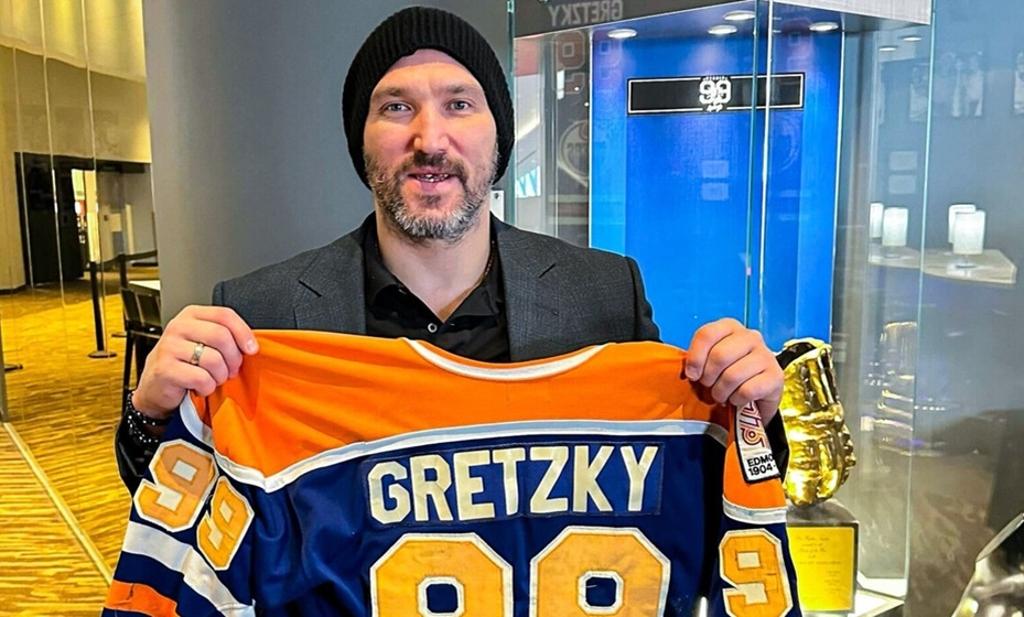    Овечкина сфотографировали в музее «Эдмонтона» с джерси Гретцки. Фото: ХК «Вашингтон»