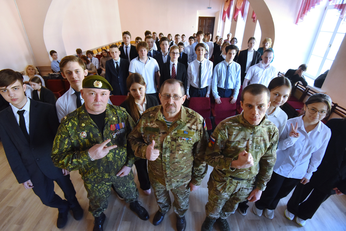 Поговорить о Родине с оренбургскими лицеистами пришли ветераны воин в Афганистане и Чечне Александр Кухтин, Иван Ванеев и действующий участник Спецоперации Николай Кислянский.