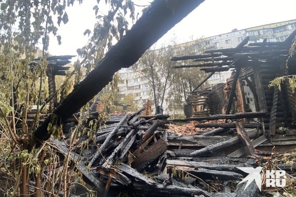    Памятник перенес ряд пожаров и от него остались два крыльца.