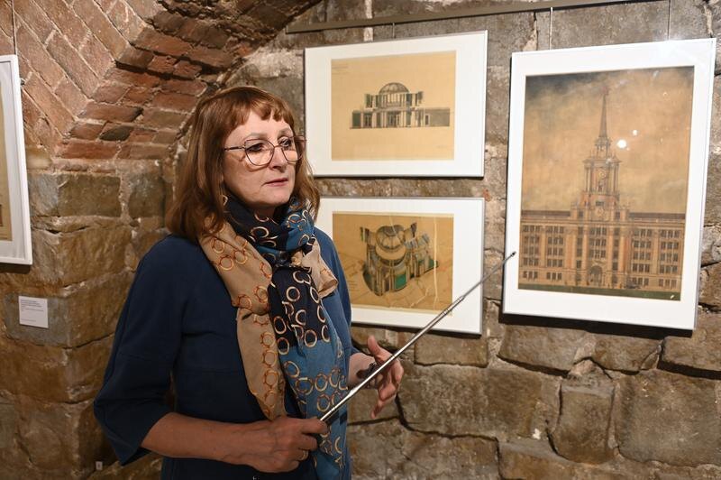 Здание администрации Екатеринбурга (проект Георгия Голубева) – архитектурная доминанта города. Экскурсию ведет Наталья Ваньчугова. Фото: Борис Ярков, «Областная газета»